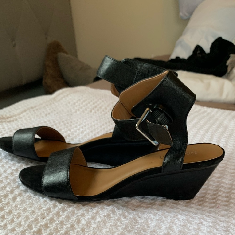 Nine West small wedge sandal, size 8